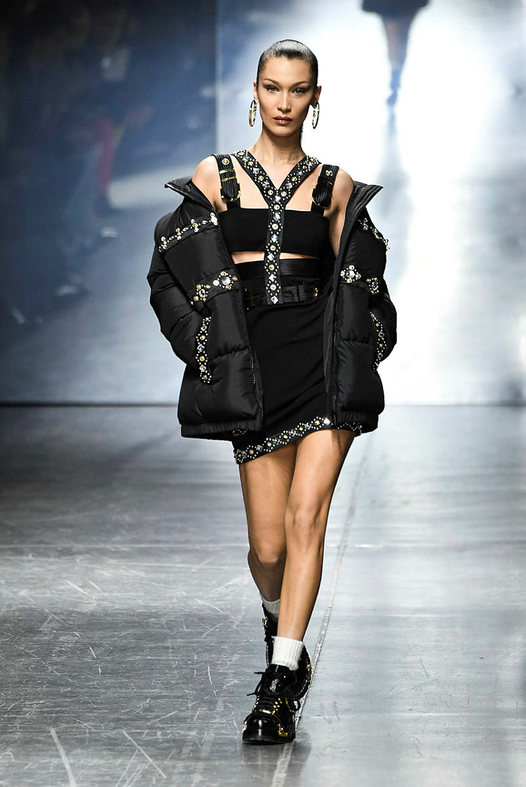 Versace defilesine damga vuran modeller