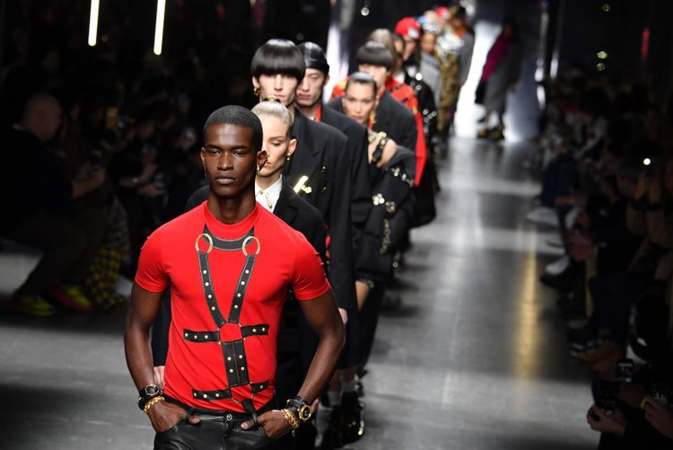 Versace defilesine damga vuran modeller