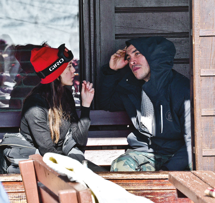 Genç çift kayak tatilinde