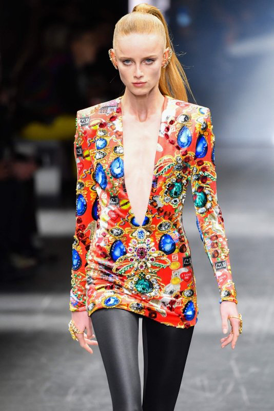Versace defilesine damga vuran modeller