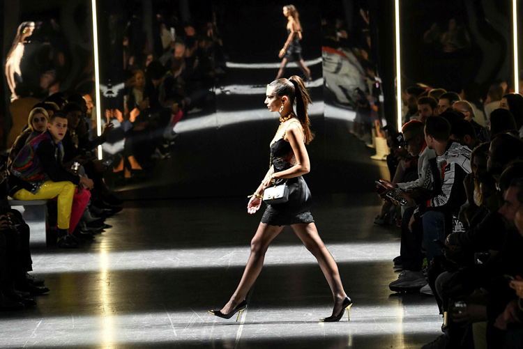 Versace defilesine damga vuran modeller