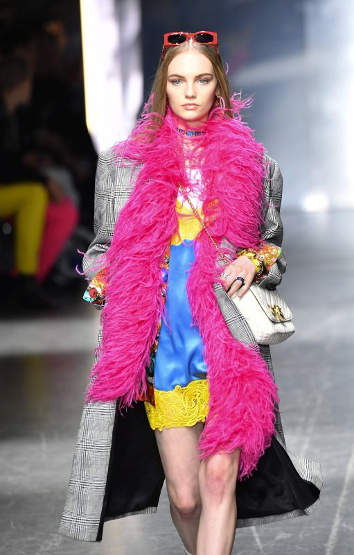 Versace defilesine damga vuran modeller