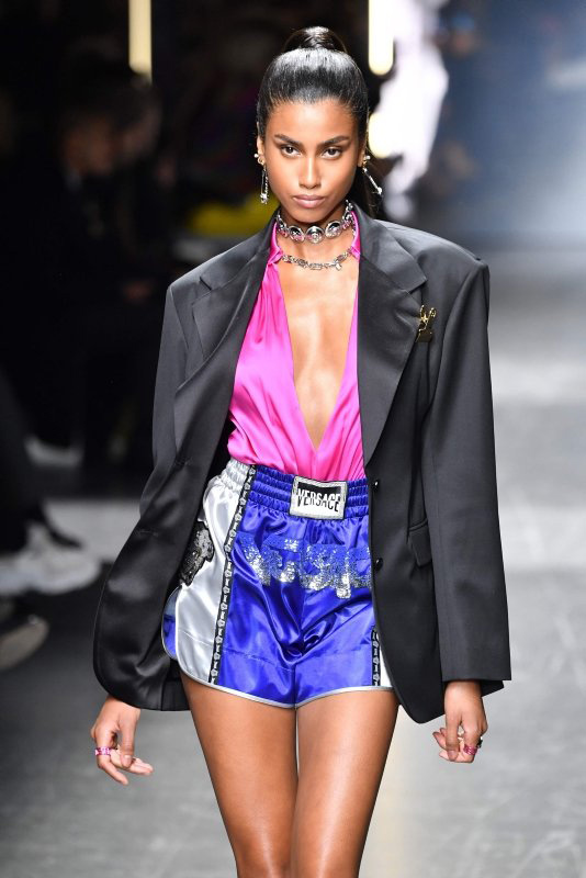 Versace defilesine damga vuran modeller