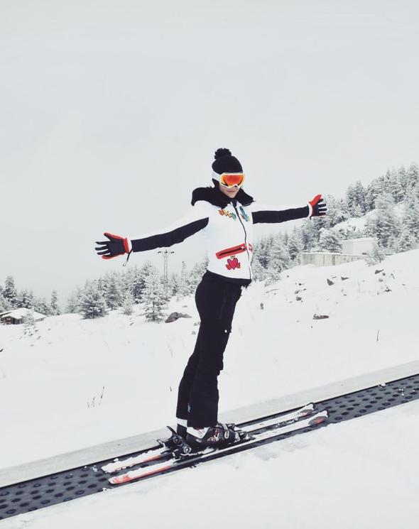 Zeynep Demirel ve ailesinin kayak keyfi