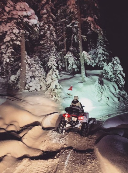 Zeynep Demirel ve ailesinin kayak keyfi