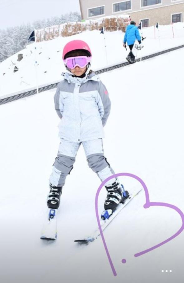 Zeynep Demirel ve ailesinin kayak keyfi