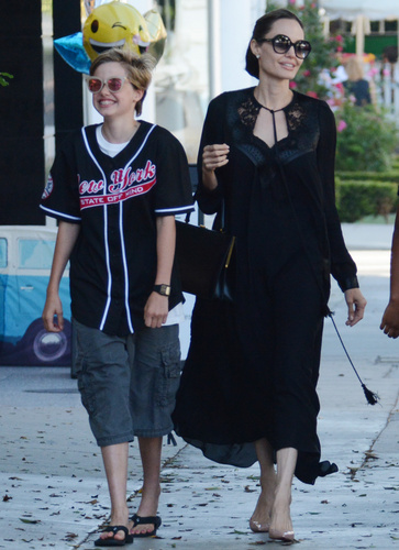 Angelina Jolie'nin serveti dudak uçuklattı