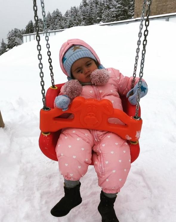 Zeynep Demirel ve ailesinin kayak keyfi