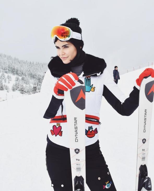 Zeynep Demirel ve ailesinin kayak keyfi