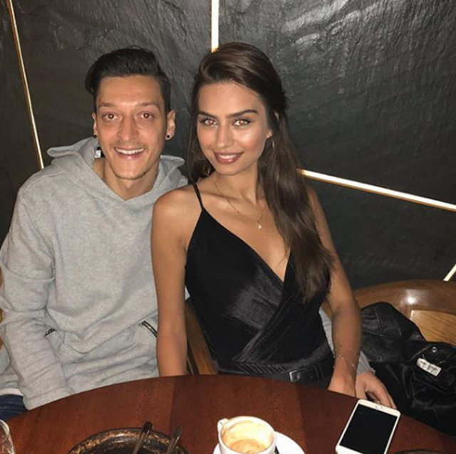 Amine Gülşe ve Mesut Özil nişanlandı