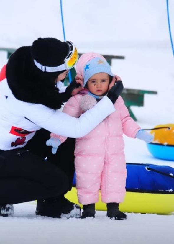 Zeynep Demirel ve ailesinin kayak keyfi