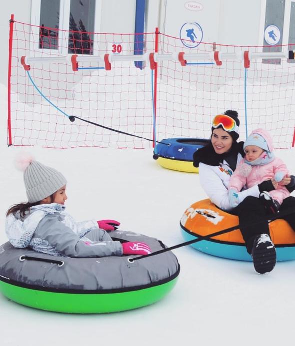 Zeynep Demirel ve ailesinin kayak keyfi