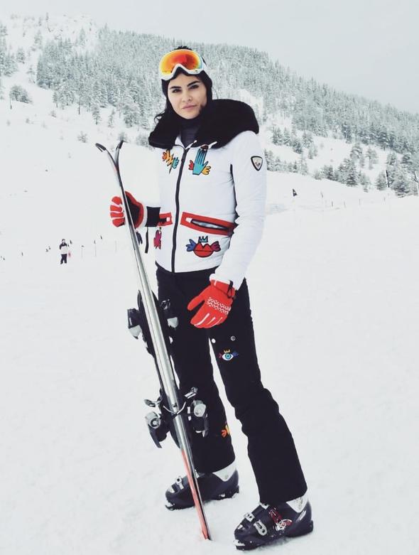 Zeynep Demirel ve ailesinin kayak keyfi