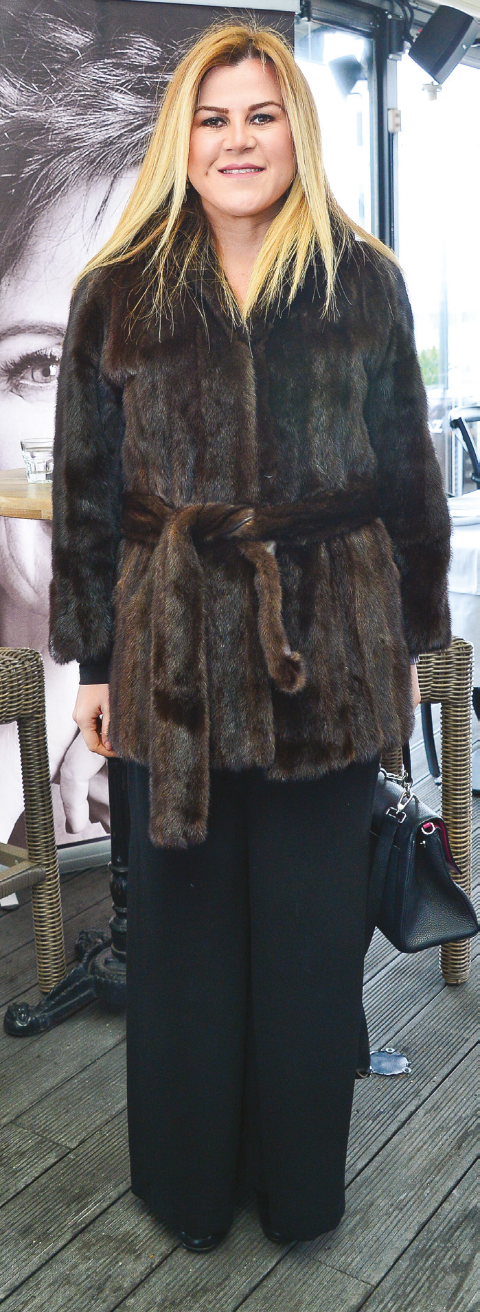 Yeni kitabını davetle tanıttı