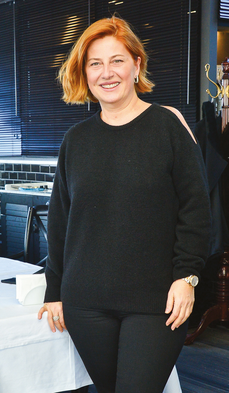 Yeni kitabını davetle tanıttı