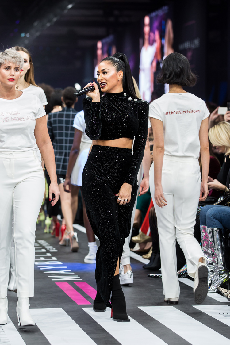 Adriana Lima, dün Berlin'de yapılan defileye damga vurdu