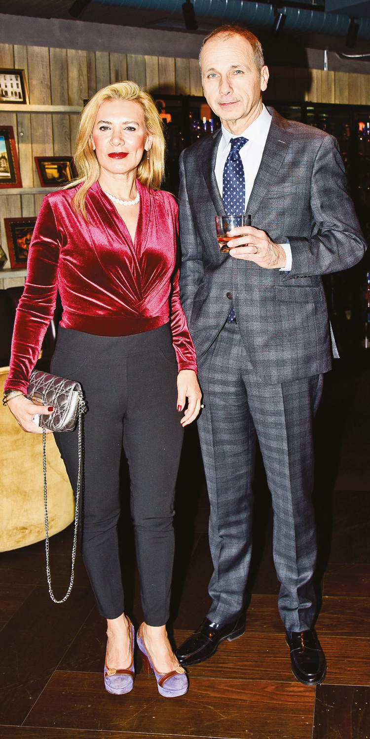 Yeni galeriye görkemli açılış