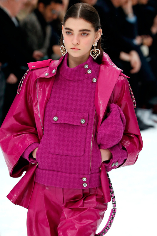 Karl Lagerfeld'in son defilesinde mankenler gözyaşlarına hakim olamadılar