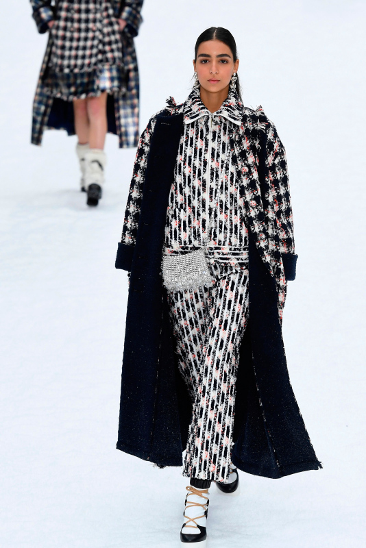 Karl Lagerfeld'in son defilesinde mankenler gözyaşlarına hakim olamadılar