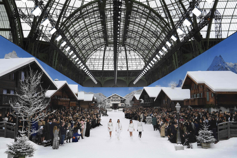 Karl Lagerfeld'in son defilesinde mankenler gözyaşlarına hakim olamadılar