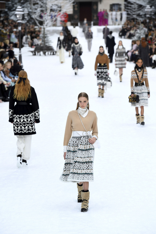 Karl Lagerfeld'in son defilesinde mankenler gözyaşlarına hakim olamadılar