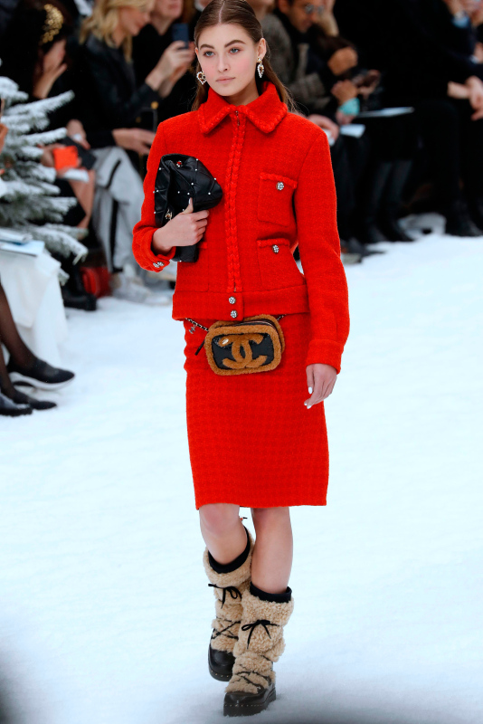 Karl Lagerfeld'in son defilesinde mankenler gözyaşlarına hakim olamadılar