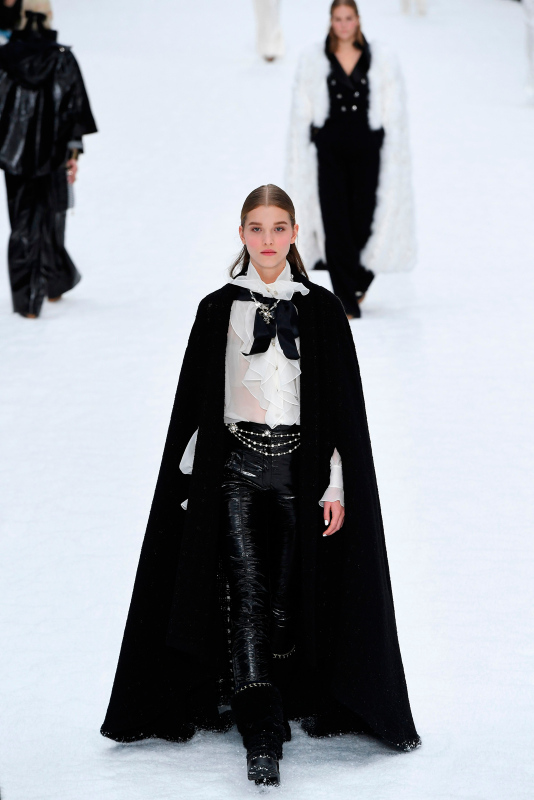 Karl Lagerfeld'in son defilesinde mankenler gözyaşlarına hakim olamadılar