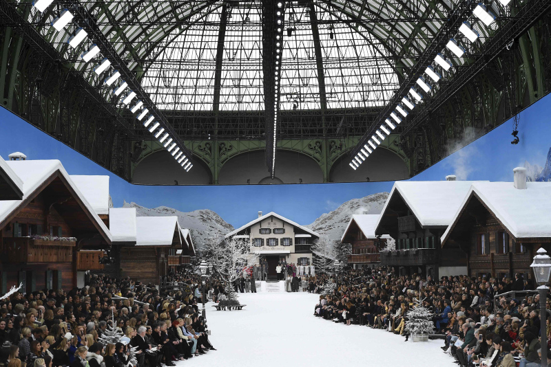 Karl Lagerfeld'in son defilesinde mankenler gözyaşlarına hakim olamadılar