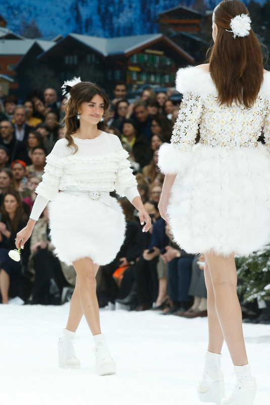 Karl Lagerfeld'in son defilesinde mankenler gözyaşlarına hakim olamadılar