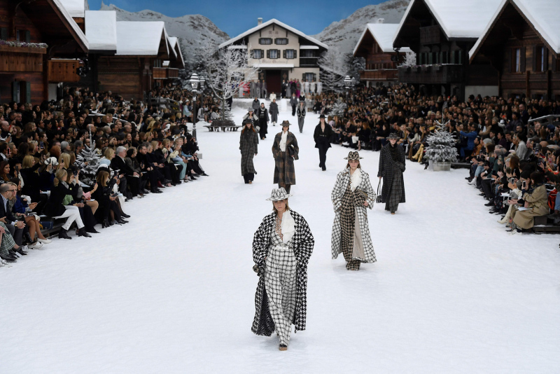 Karl Lagerfeld'in son defilesinde mankenler gözyaşlarına hakim olamadılar