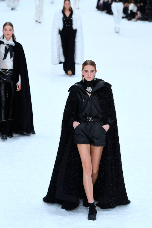 Karl Lagerfeld'in son defilesinde mankenler gözyaşlarına hakim olamadılar