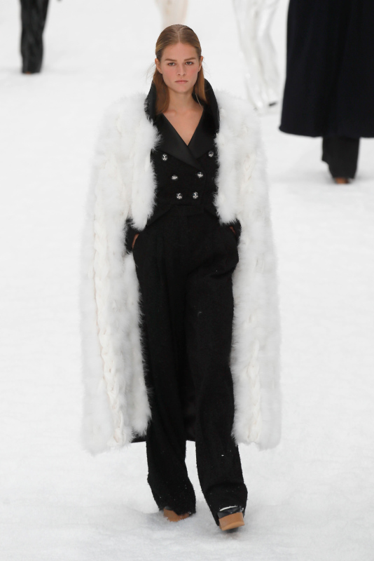 Karl Lagerfeld'in son defilesinde mankenler gözyaşlarına hakim olamadılar