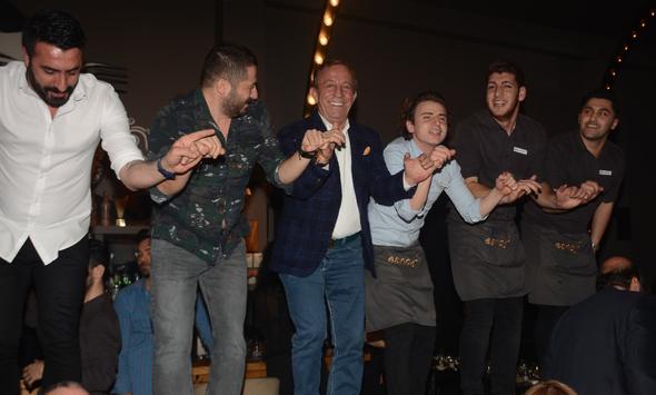 Ali Ağaoğlu yeni yaşını ailesiyle kutladı