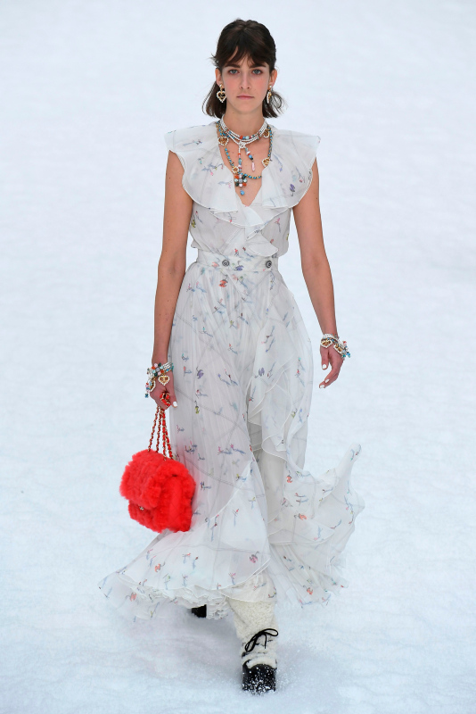 Karl Lagerfeld'in son defilesinde mankenler gözyaşlarına hakim olamadılar