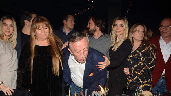 Ali Ağaoğlu yeni yaşını ailesiyle kutladı
