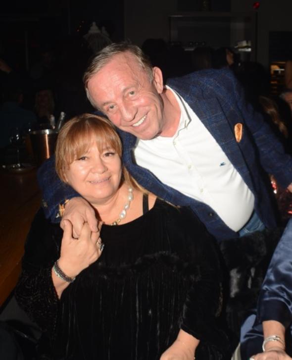 Ali Ağaoğlu yeni yaşını ailesiyle kutladı