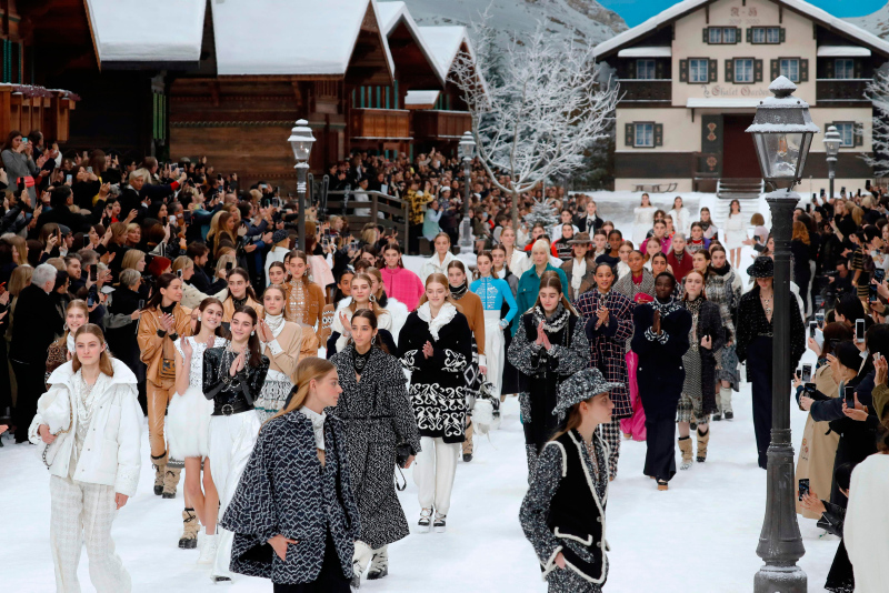 Karl Lagerfeld'in son defilesinde mankenler gözyaşlarına hakim olamadılar