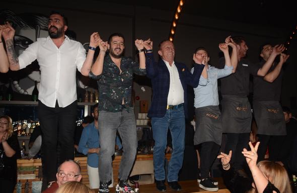 Ali Ağaoğlu yeni yaşını ailesiyle kutladı