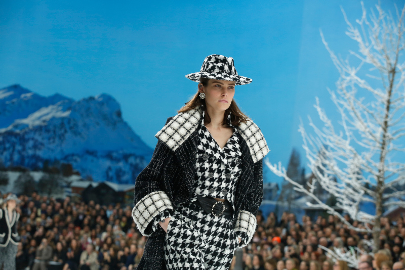 Karl Lagerfeld'in son defilesinde mankenler gözyaşlarına hakim olamadılar