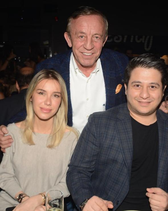 Ali Ağaoğlu yeni yaşını ailesiyle kutladı