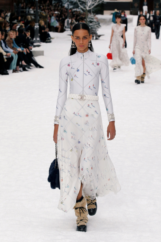 Karl Lagerfeld'in son defilesinde mankenler gözyaşlarına hakim olamadılar