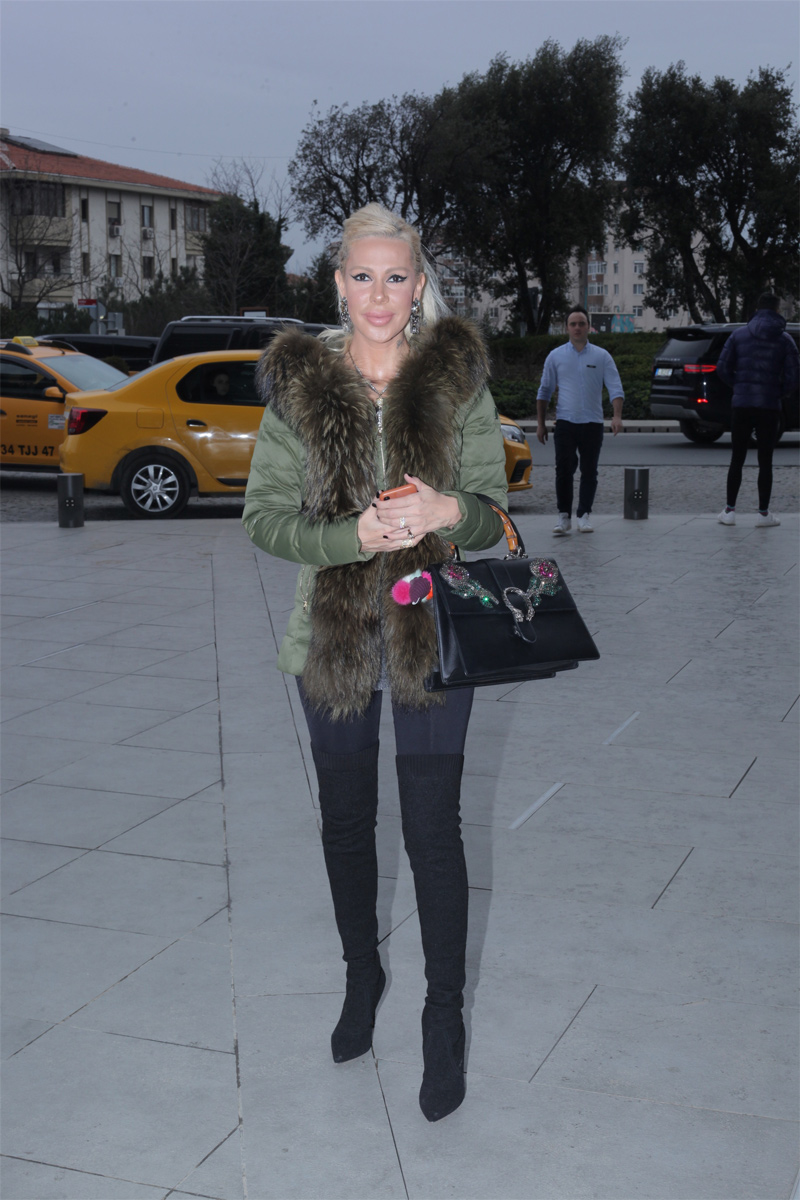 Her zaman trendi giyiniyor