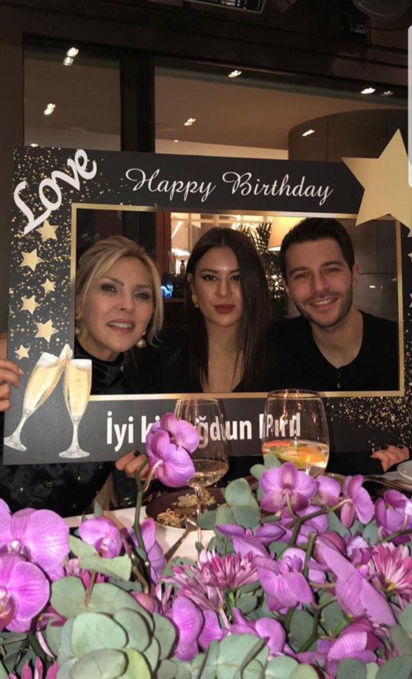 Pırıl Çetindoğan yeni yaşını ailesiyle birlikte kutladı