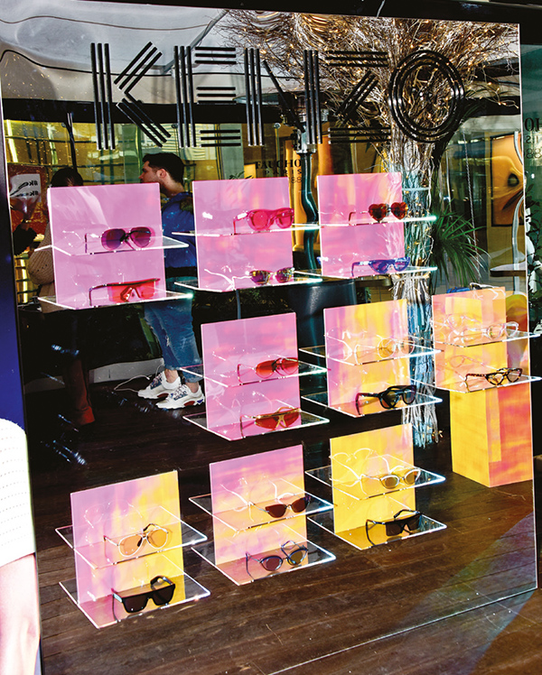 Yeni sezon gözlüklerine renkli tanıtım