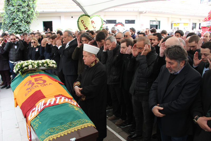 Zafer Çika'yı son yolculuğunda sevenleri yalnız bırakmadı