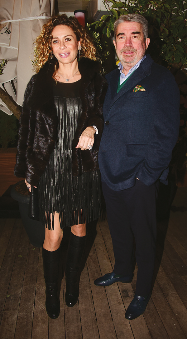 Yeni mekanda önce dostlarını ağırladı