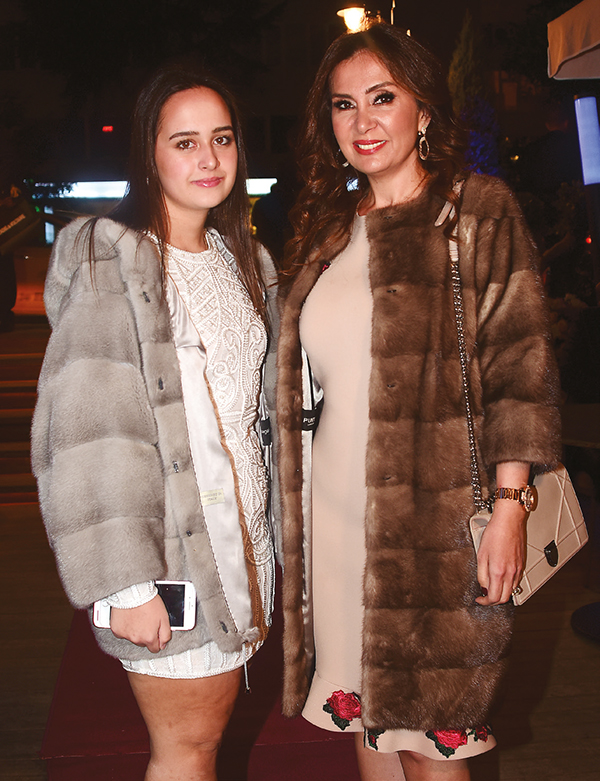 Yeni mekanda önce dostlarını ağırladı