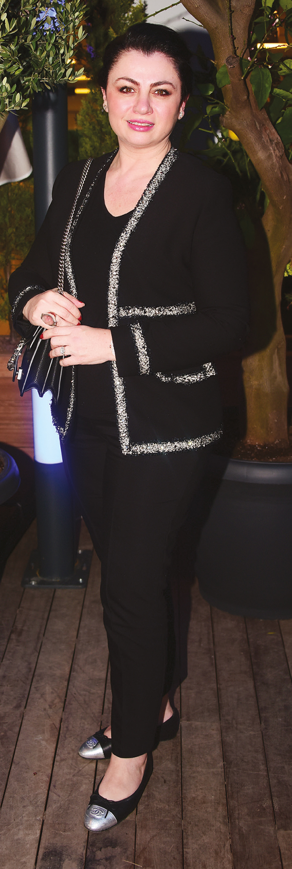 Yeni mekanda önce dostlarını ağırladı