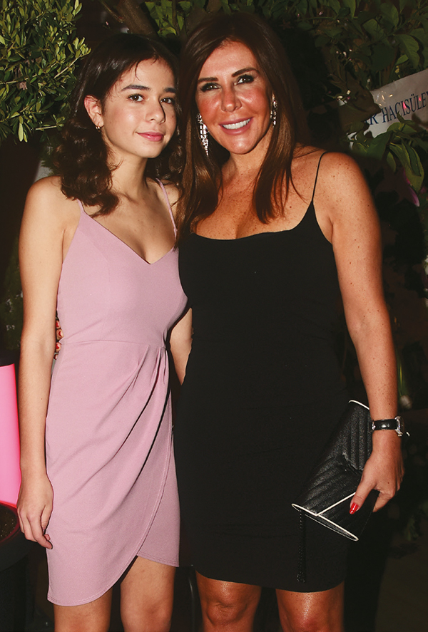 Yeni mekanda önce dostlarını ağırladı