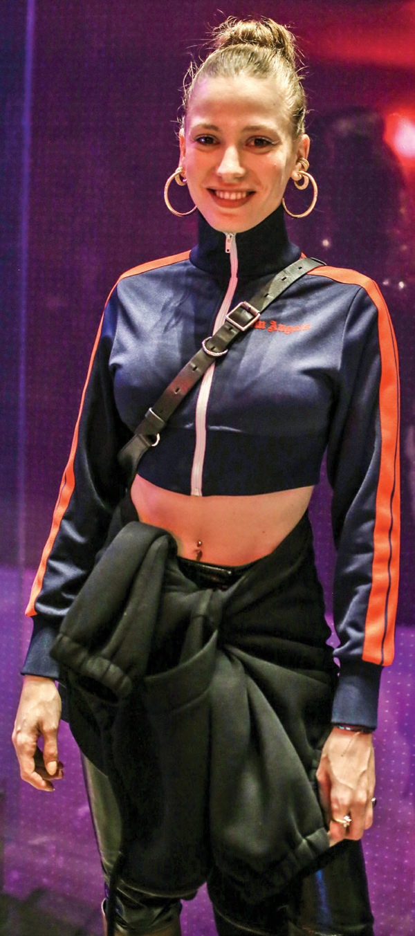 Ünlü oyuncu şarkılarıyla büyüledi